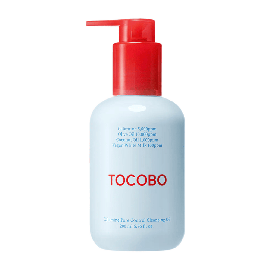 TOCOBO Calamine Pore Control Cleansing Oil med röd pumpflaska och blå text på ljusblå flaska, visar huvudingredienser och volym 200 ml.