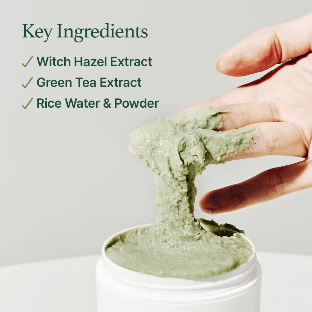 En hand lyfter upp Arencia Fresh Green Rice Mochi Cleanser från en burk. Den gröna, trögflytande krämen sträcks mellan fingrarna. Texten listar ingredienser: Witch Hazel, Green Tea, Rice Water & Powder.
