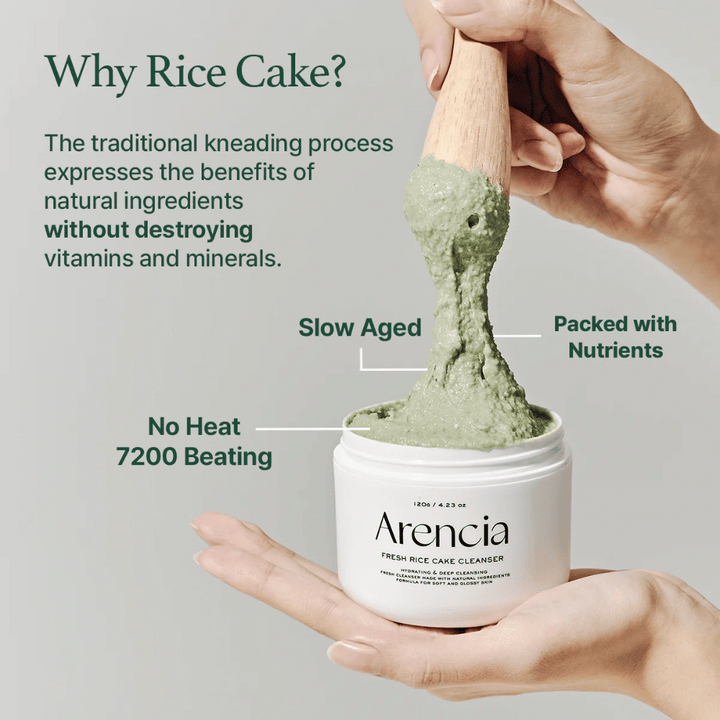 Arencia Fresh Rice Cake Cleanser i burk lyfts upp med en spatel, visar grön, seg textur. Text i bilden förklarar fördelar som “Slow Aged”, “Packed with Nutrients” och “No Heat 7200 Beating”.