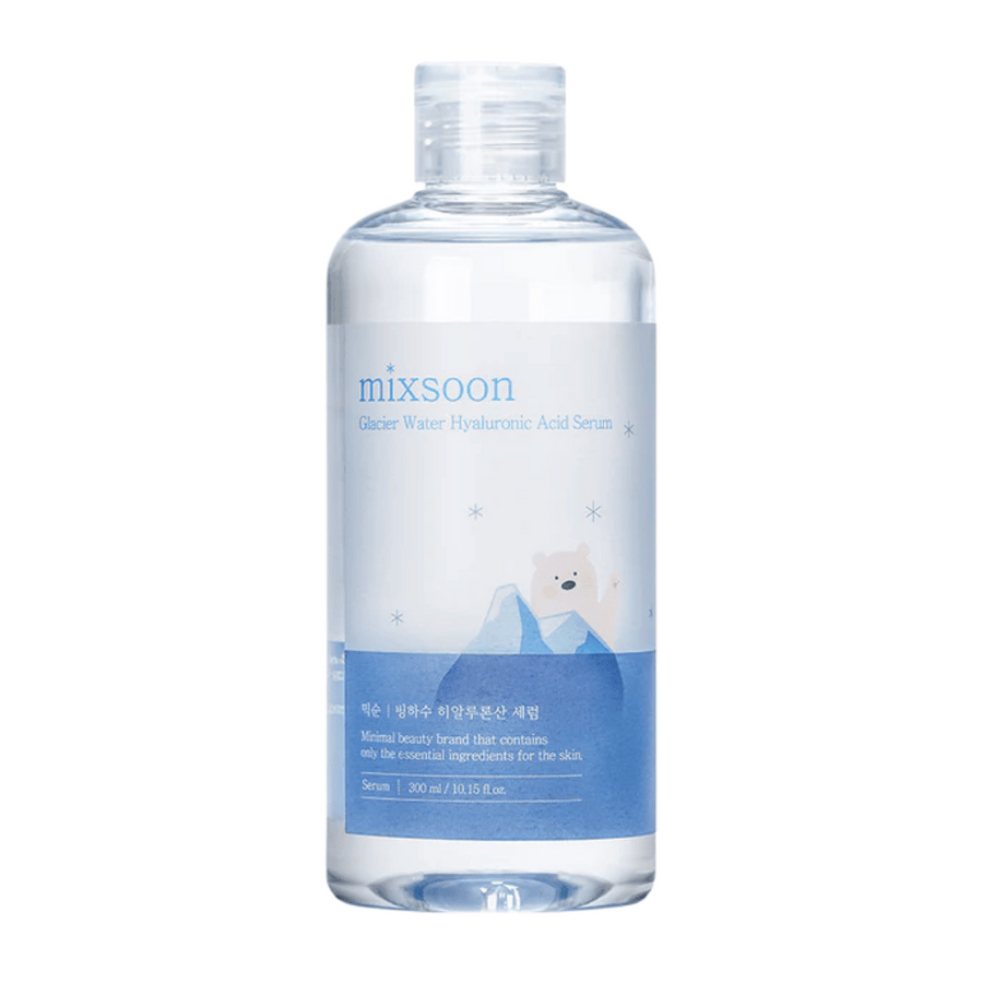 Mixsoon Glacier Water Hyaluronic Acid Serum i genomskinlig flaska med blå etikett och isbjörnsmotiv, sedd framifrån mot vit bakgrund.