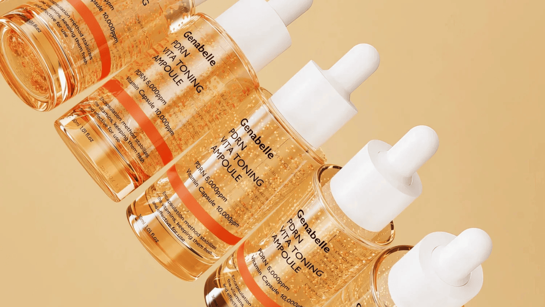 Genabelle PDRN Vita Toning Ampoule med gyllene serum och vitaminkapslar i transparent glasflaska mot beige bakgrund, lystergivande koreanskt serum för glow och jämn hudton.