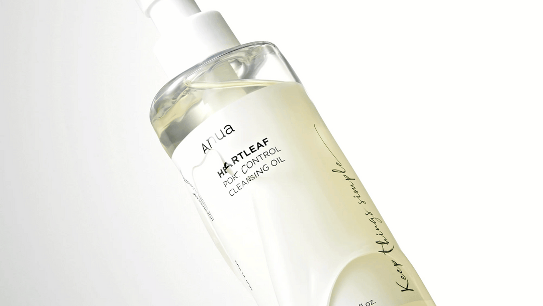 En genomskinlig flaska med Anua Heartleaf Pore Control Cleansing Oil, elegant presenterad med en minimalistisk design som framhäver den rena och naturliga estetiken. Produkten är speciellt framtagen för att kontrollera porer och rengöra huden effektivt.