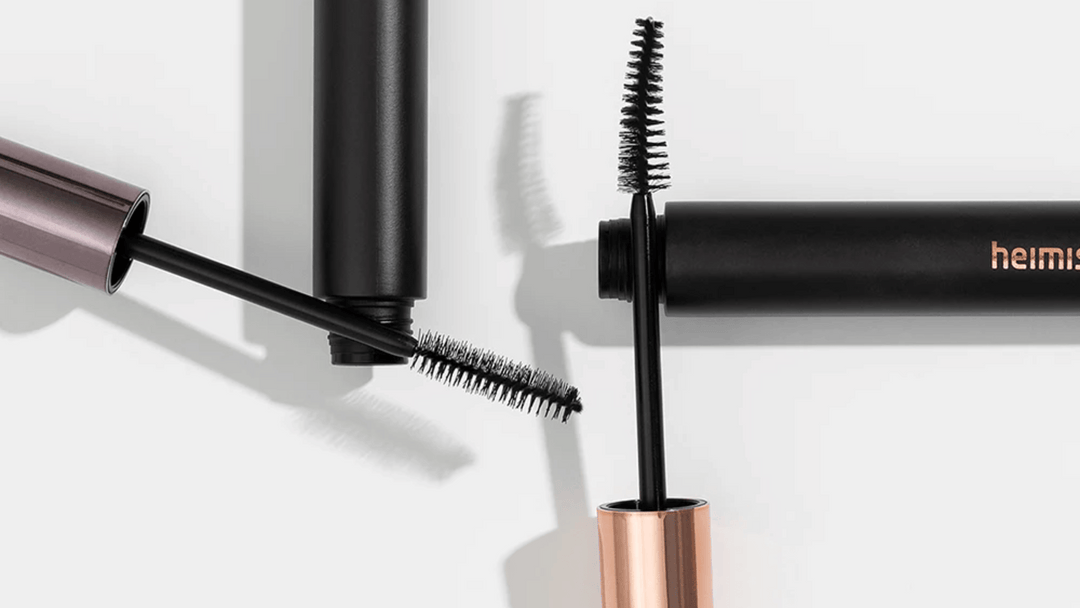 En koreansk kvinna applicerar mascara på sina ögonfransar.
