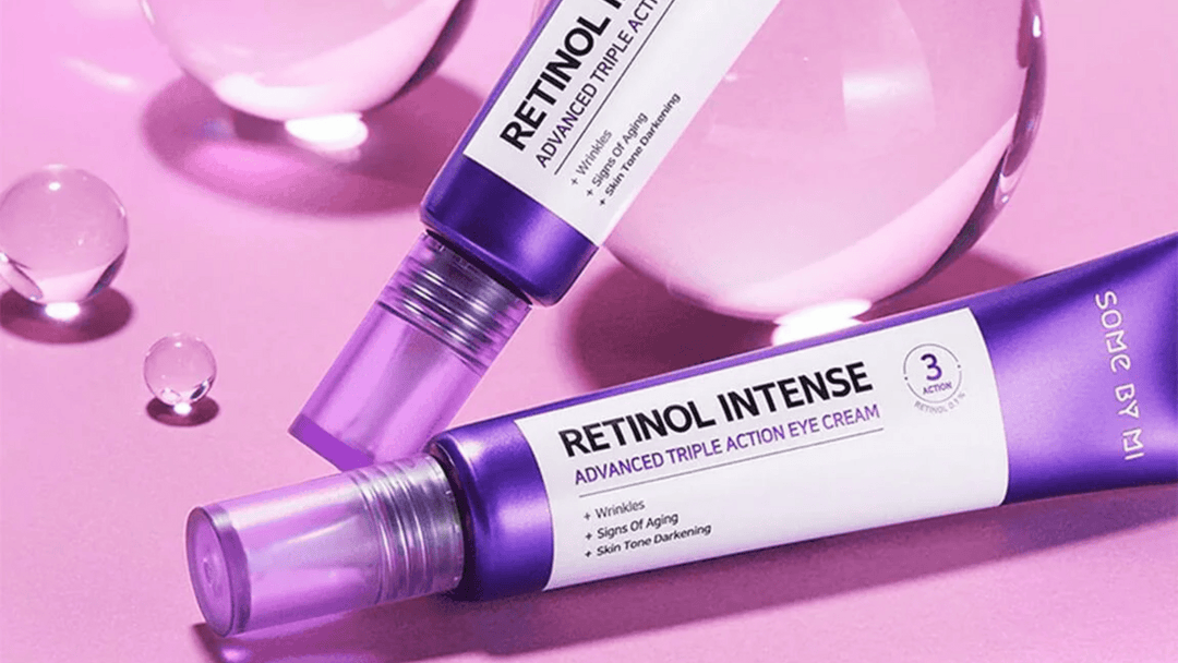 Retinol Intense Advanced Triple Action Eye Cream" är en ögonkräm som reducerar rynkor, tecken på åldrande och ojämn hudton. Produkten presenteras i en stilren lila och vit förpackning.