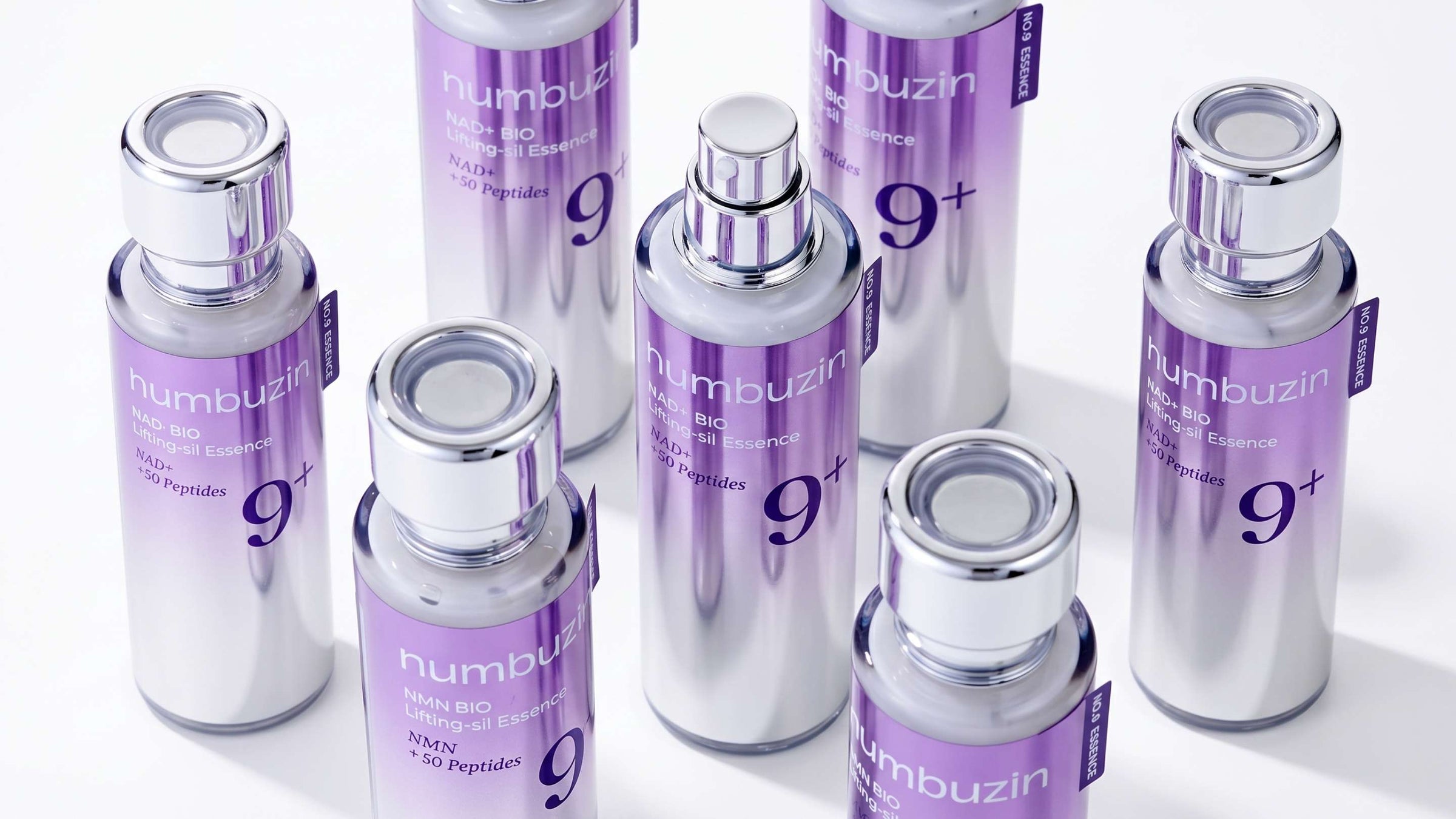 En närbild på en flaska av COSRX Advanced Snail 96 Mucin Power Essence, framhävd mot en mjuk textilbakgrund.