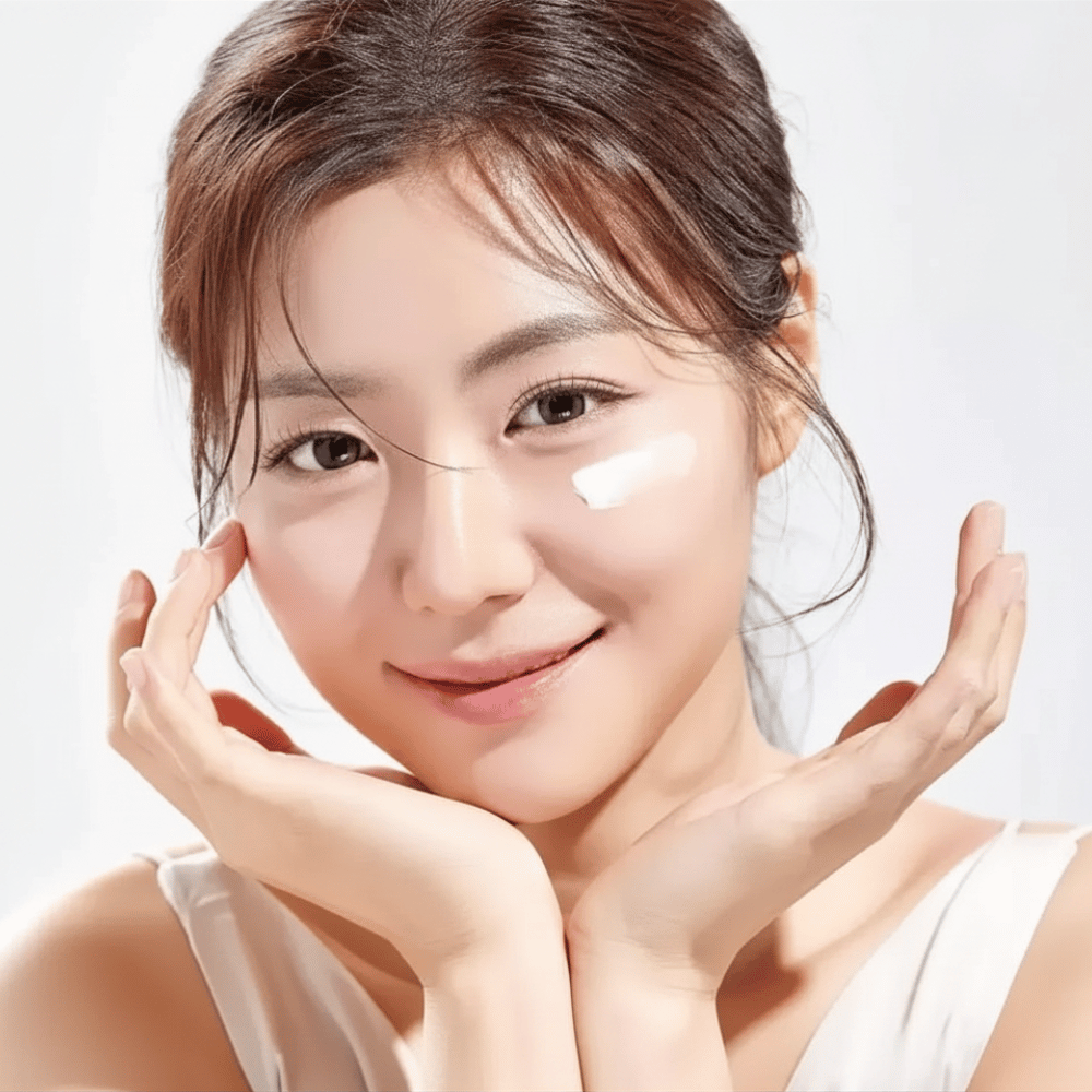 Kvinde påfører Round Lab 1025 Dokdo Eye Cream under øjnene for fugt, glød og en mere ensartet hudtone