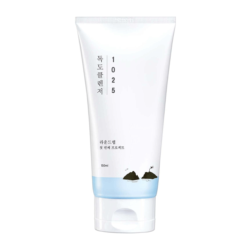 Round Lab 1025 Dokdo Cleanser i hvid tube med blå bund og sort tryk, frilagt mod hvid baggrund.
