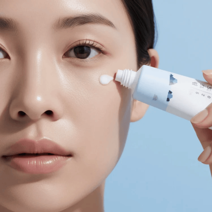 Round Lab 1025 Dokdo Eye Cream påføres huden under øjet, fugtgivende Øjencreme som giver blødere hud og mindsker fine linjer