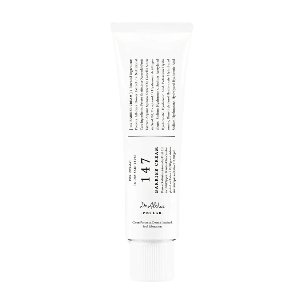Billedet viser en tube af Dr. Althea's "147 Barrier Cream". Emballagen er enkel og stilren med en hvid bund og sort tekst. Teksten på tuben giver information om produktet, inklusive dets funktion som en barrierecreme, og nævner at det er en ren formel, dermatologisk inspireret og til for "cellefrigivelse". Det ser ud til at være et hudplejeprodukt designet til at styrke hudens naturlige beskyttelsesbarriere.