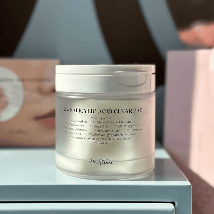 Dr. Althea 2% Salicylic Acid Clear Pad krukke på hylde. Koreanske eksfolierende pads med salicylsyre, PHA og hyaluronsyre for uren hud og tilstoppede porer.