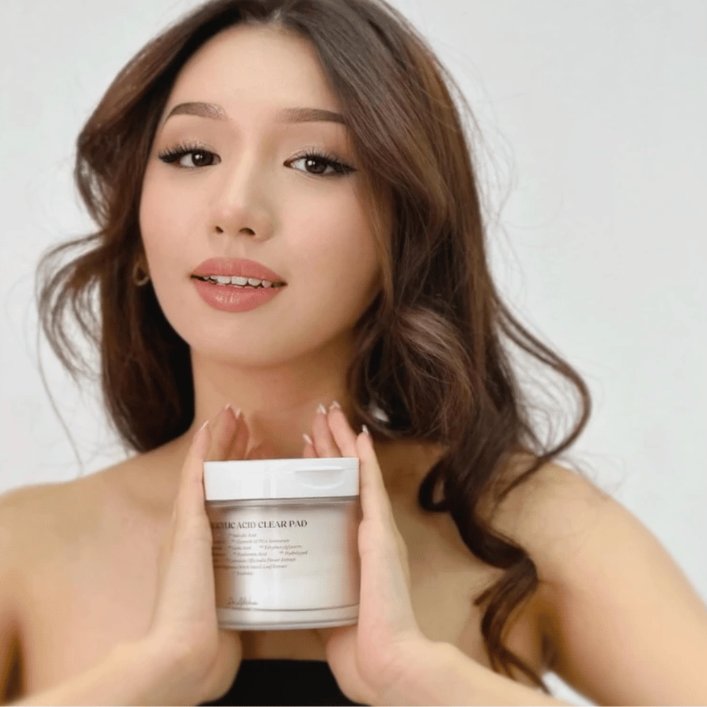 Model holder Dr. Althea 2% Salicylic Acid Clear Pad foran ansigtet. Eksfolierende toner pads med salicylsyre, der renser porer, balancerer talg og giver klarere hud.