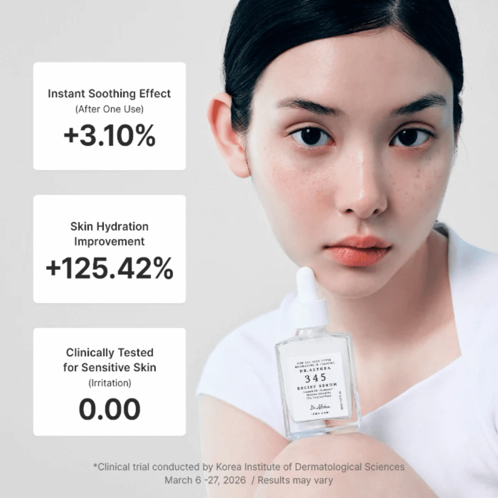 Modellen holder Dr. Althea 345 Relief Serum – beroligende serum til sensitiv hud, som fugter og styrker hudbarrieren.