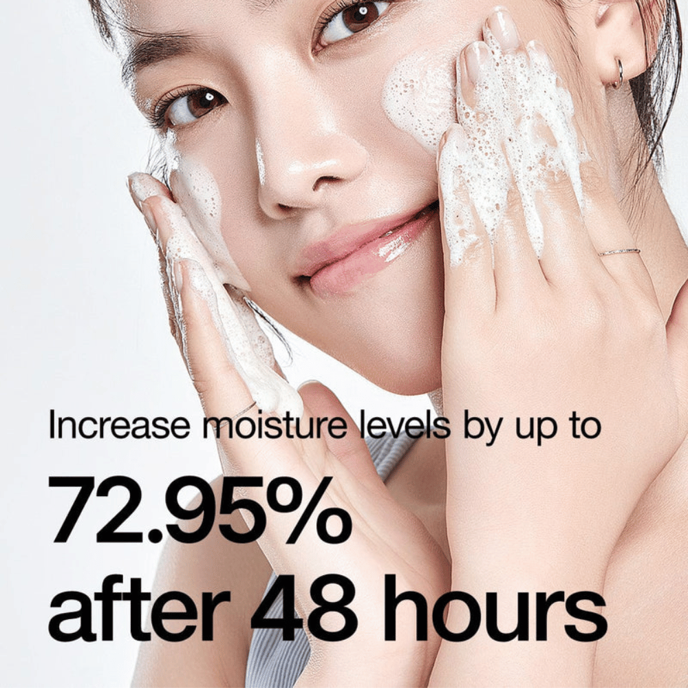 
Anua 8 Hyaluronic Acid Hydrating Gentle Foaming Cleanser er et skånsomt renseprodukt, der kombinerer otte forskellige hyaluronsyrer for at give intensiv fugt og fugte huden. Denne rensecreme skaber et rigt, blødt skum, der effektivt fjerner snavs og makeup uden at udtørre huden. Kliniske tests viser, at den kan øge fugtniveauerne med op til 72,95 % efter 48 timer, hvilket gør den ideel til tørre og følsomme hudtyper. 