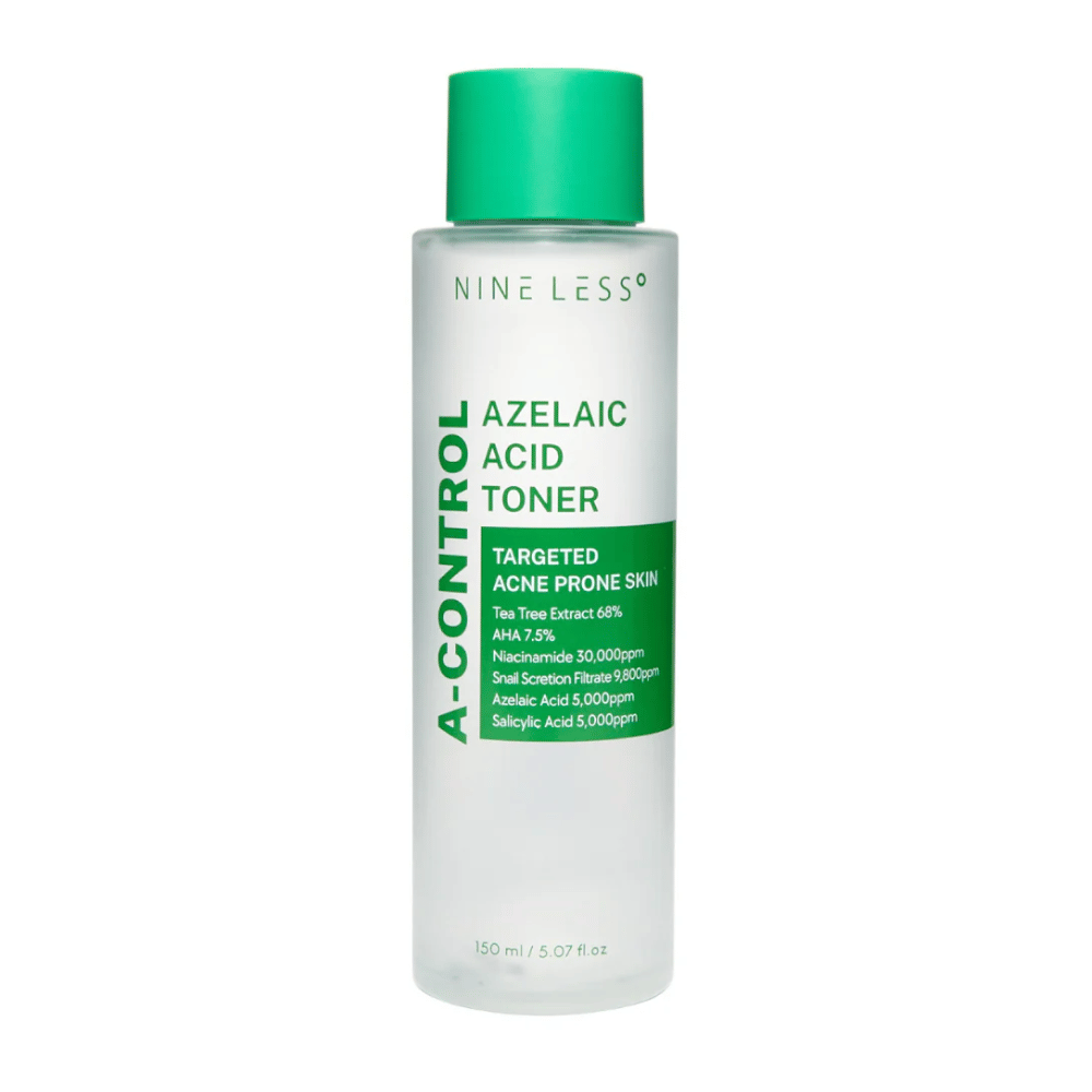 Produktbillede af Nine Less A-Control Azelaic Acid Toner 150 ml i gennemsigtig flaske med grøn etiket og grøn hætte.