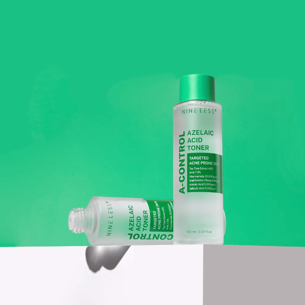 To flasker Nine Less A-Control Azelaic Acid Toner placeret mod grøn baggrund, en stående og en liggende.