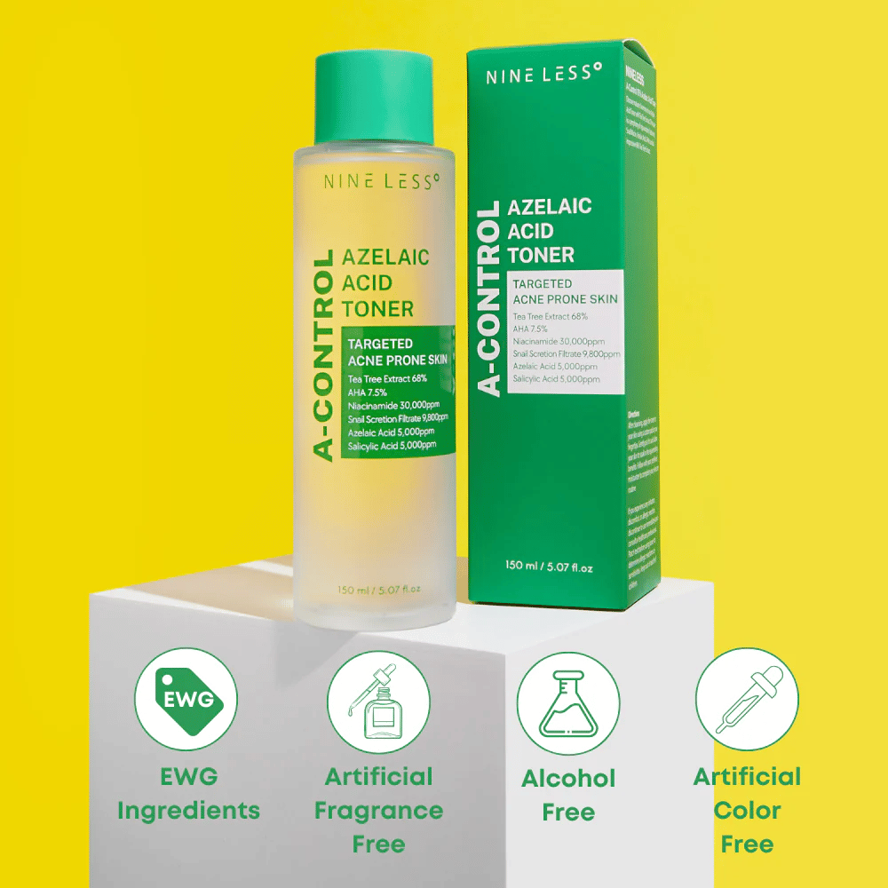 Flaske og emballage af Nine Less A-Control Azelaic Acid Toner mod gul baggrund med grønne ikoner, der markerer EWG-ingredienser, fri for alkohol, parfume og farvestoffer.