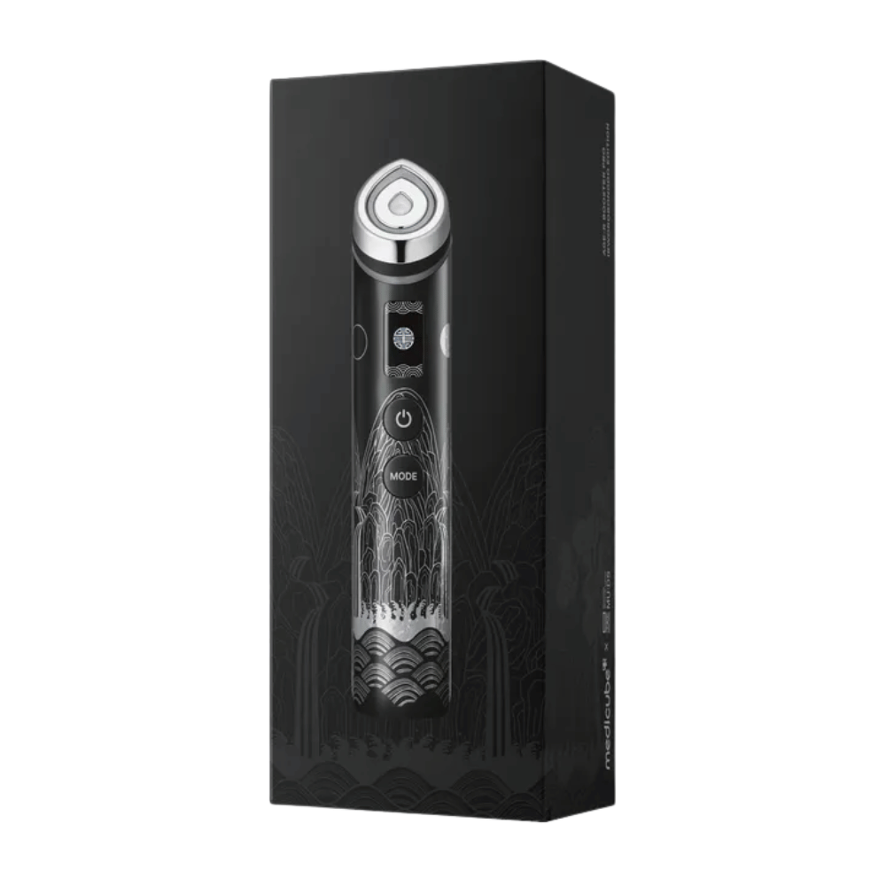 Medicube AGE-R Booster Pro APEC Edition ansigtsapparat, der stimulerer huden, øger optagelsen af serum og giver fastere, mere strålende hud.