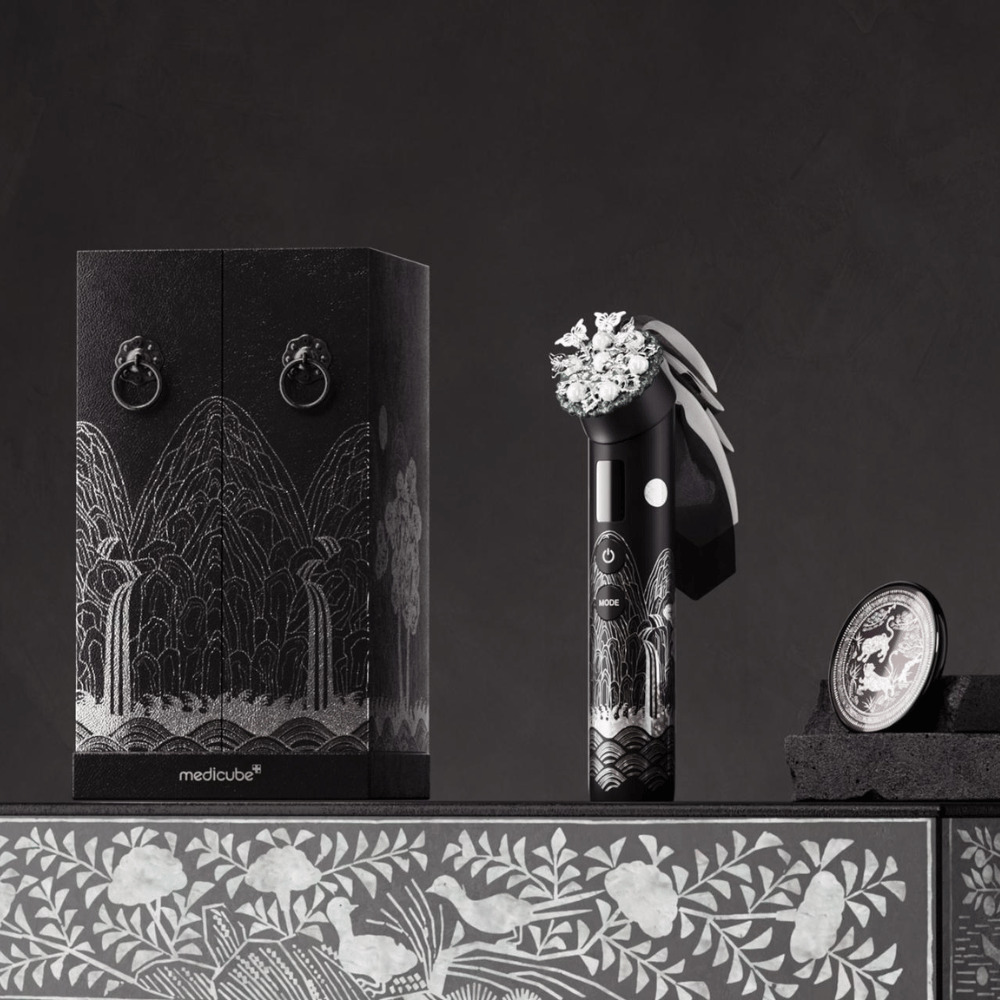 Medicube AGE-R Booster Pro APEC Edition hudplejeværktøj med eksklusivt design, der forbedrer hudens elasticitet, glød og optagelse af hudpleje.