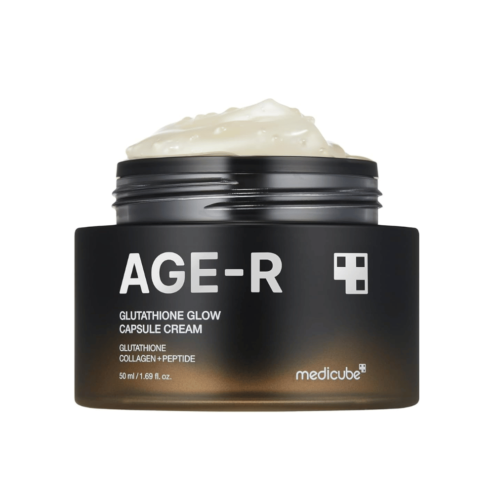 Burk af Medicube Age-R Glutathione Glow Capsule Cream, en creme der indeholder glutathion, kollagen og peptid. Produktet er designet til at give huden glød og forbedre elasticiteten. Cremens bløde konsistens vises i krukken.