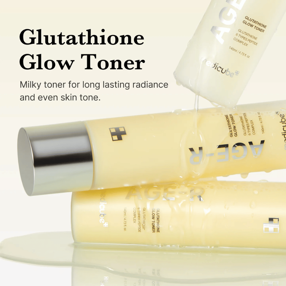 Medicube Age-R Glutathione Glow Toner vises i en gul flaske. Produktet beskrives som en mælket toner, der giver langvarig glød og jævn hudtone. Toneren indeholder glutation og et peptidkompleks for at forbedre hudens udseende og struktur.