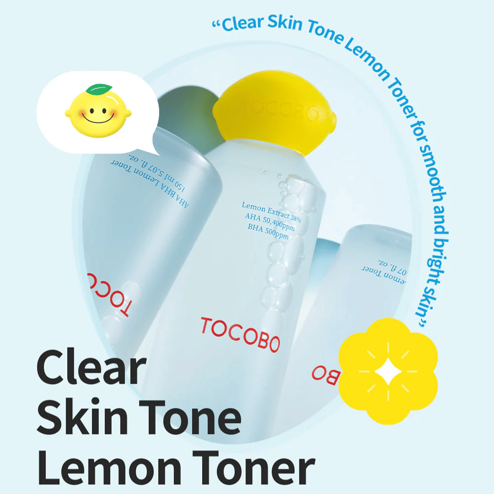 Flere flasker af TOCOBO Clear Skin Tone Lemon Toner med gult citronformet låg, bobler inde i væsken og tekst, der fremhæver ingredienserne AHA og BHA mod en lyseblå baggrund.