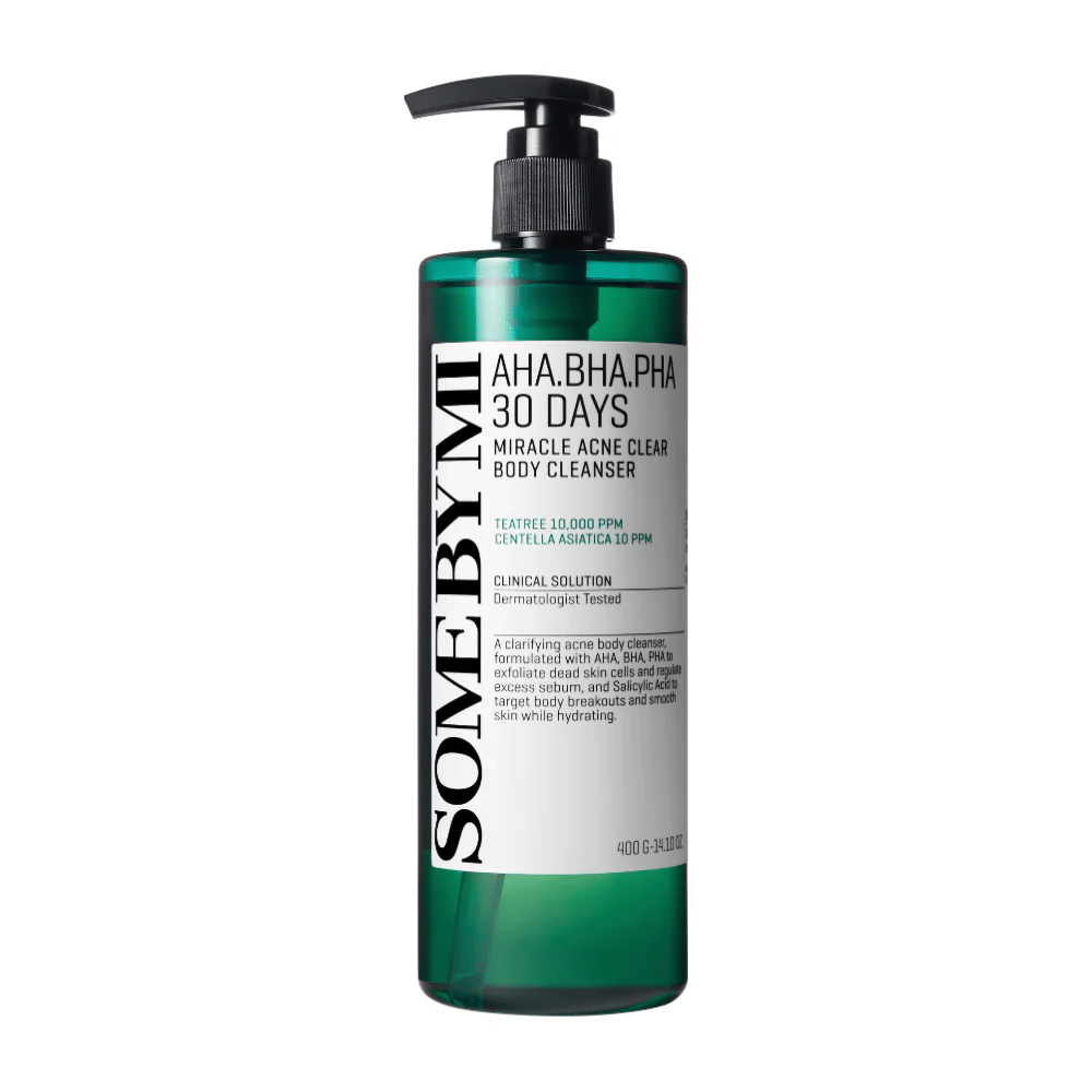 Flaske med SOME BY MI AHA.BHA.PHA 30 Days Miracle Acne Clear Body Cleanser. Flasken er grøn med en sort pumpe og en hvid etiket, der beskriver produktets ingredienser og funktioner, inklusive AHA, BHA og PHA til eksfoliering og acnebehandling. Baggrunden er hvid.