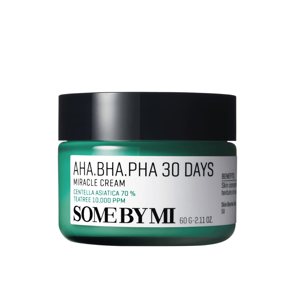 En krukke af "SOME BY MI AHA, BHA, PHA 30 Days Miracle Cream". Denne hudcreme indeholder 70 % centella asiatica og 10,000 PPM tea tree-olie, beregnet til at berolige og fugte huden, samtidig med at den bekæmper hudproblemer som akne. Krukken er designet i en distinkt grøn farve med sort låg.