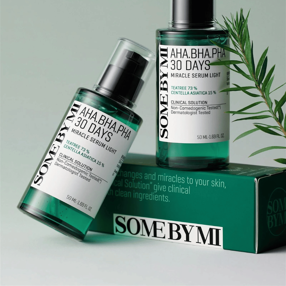 Some By Mi AHA, BHA, PHA 30 Days Miracle Serum er en innovativ formel, der kombinerer 73% tea tree olie og 15% centella asiatica for at give en effektiv løsning mod urenheder og hudproblemer. Dette serum eksfolierer skånsomt, fugter og giver en strålende hud på kun 30 dage. Dermatologisk testet og ikke-komedogent, det er perfekt til alle hudtyper, inklusive sensitiv hud. Lad dit ansigt stråle med denne mirakelløsning!