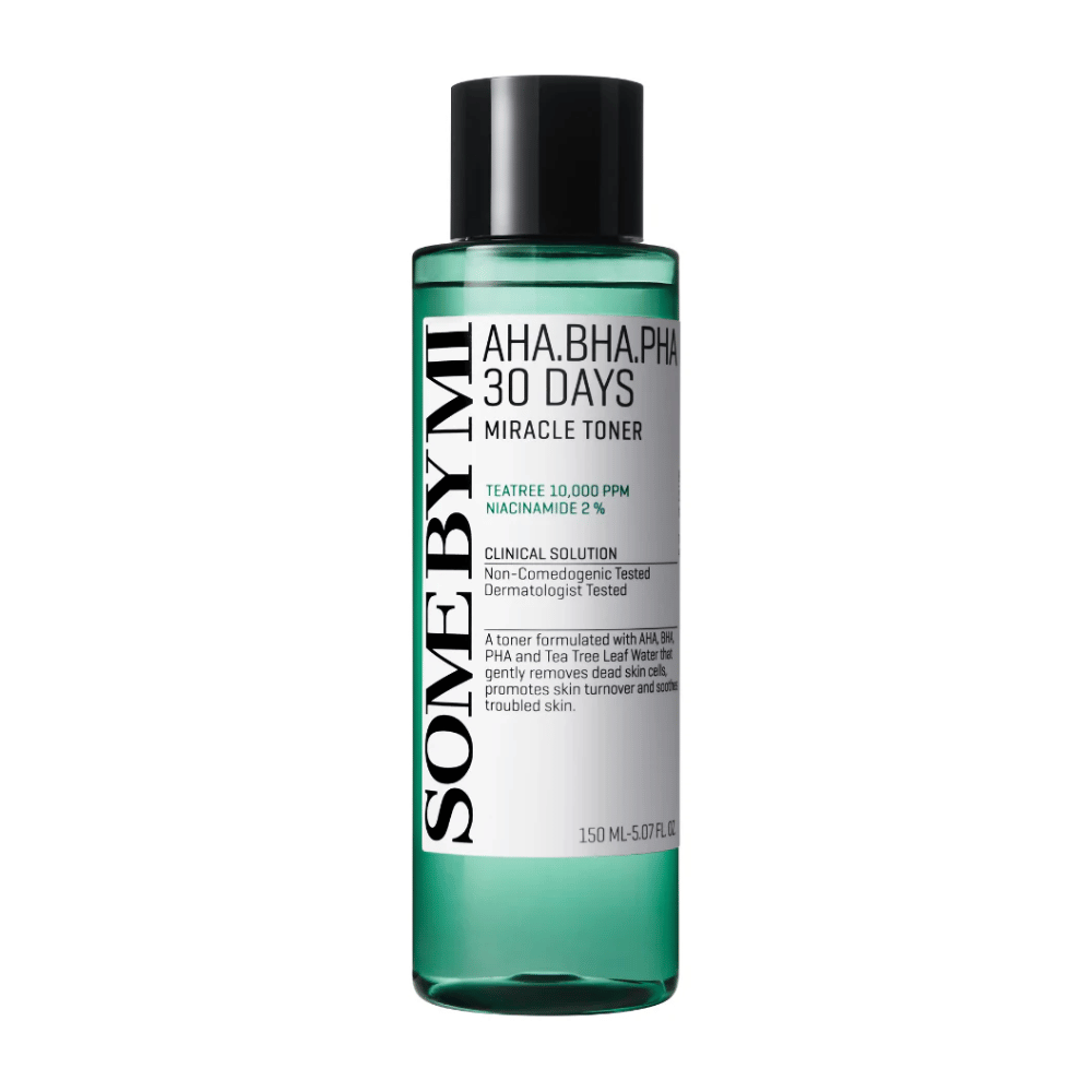En grøn flaske af "SOME BY MI AHA, BHA, PHA 30 Days Miracle Toner" med 150 ml indhold. Produktet, som indeholder te-træekstrakt og niacinamid, er udviklet til forsigtigt at fjerne døde hudceller, fremme hudens fornyelse og berolige problemhud.