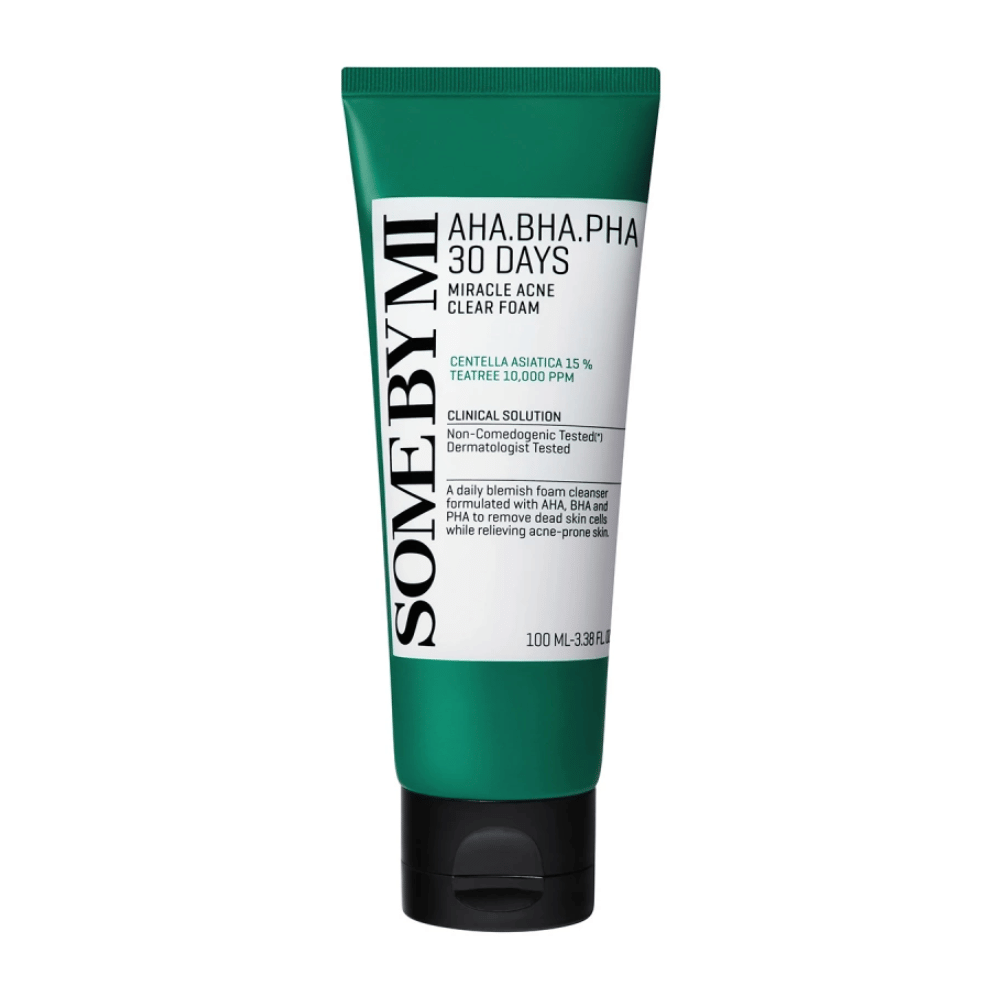 En tube af "SOME BY MI AHA, BHA, PHA 30 Days Miracle Acne Clear Foam". Produktet indeholder centella asiatica og tea tree olie, designet til at behandle akne og rense huden. Tuben er på 100 ml og er dermatologisk testet for at sikre sikkerhed og effektivitet.