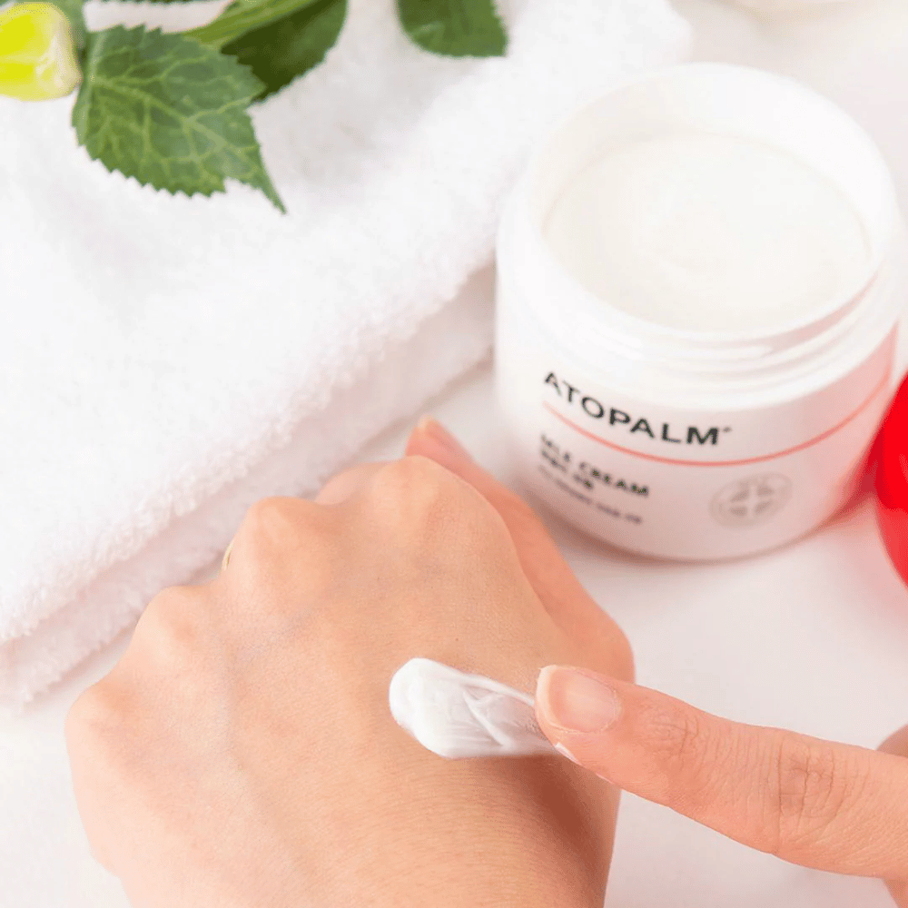 ATOPALM MLE Cream konsistens – rig men letabsorberet creme, der påføres huden for intensiv fugt og styrkende pleje af sensitiv og tør hud.