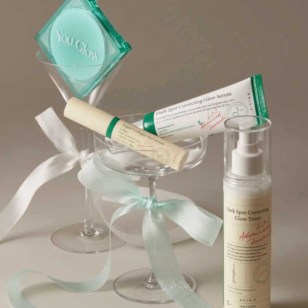 Billede af Hudplejesæt fra AXIS-Y med øjenserum, serum og toner – elegant placeret i cocktailglas med silkebånd, perfekt til en luksuriøs gavepræsentation.