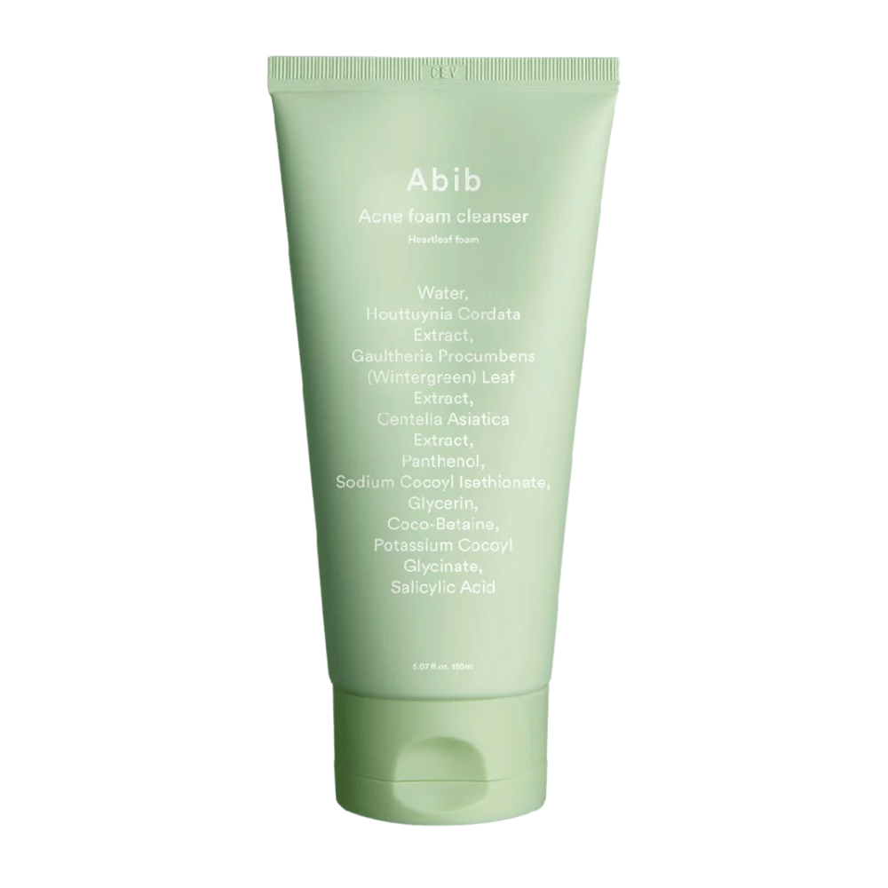 Grøn tube med Abib Acne Foam Cleanser Heartleaf Foam, der viser ingredienser som Houttuynia Cordata, Centella Asiatica og Salicylsyre trykt på forsiden. Produktet står oprejst mod hvid baggrund.