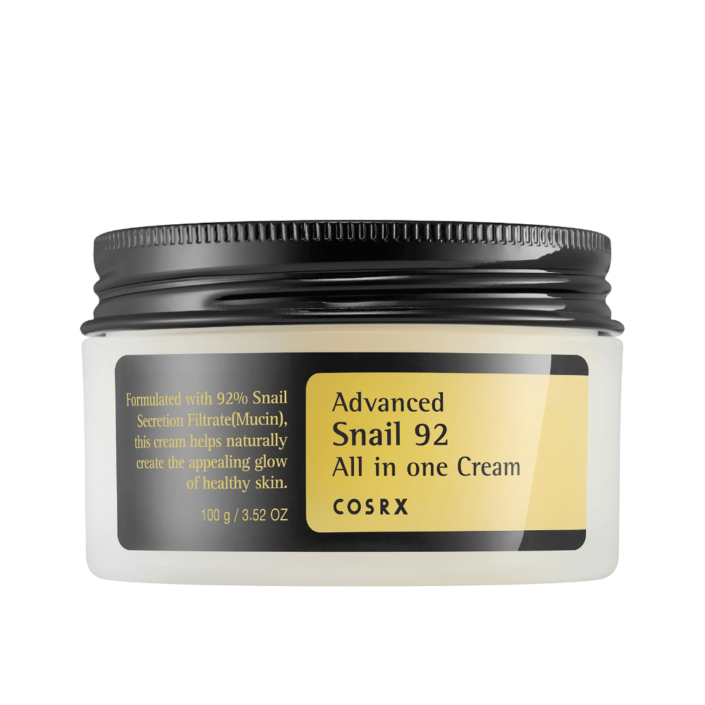 Forgrundsvisning af en lukket COSRX Advanced Snail 92 All in one Cream krukke med sort låg og gul etiket på hvid baggrund.