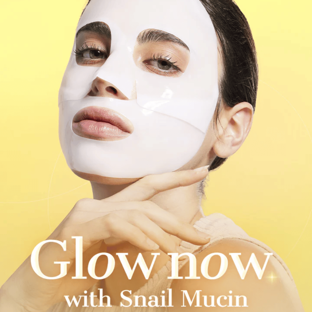 Kvinde med COSRX Advanced Snail Mucin Hydrogel Mask – giver glød, fugt og fastere hud med snegleslim og kollagen.
