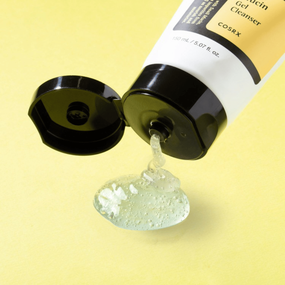 Nærbillede af COSRX Advanced Snail Mucin Gel Cleanser med transparent gel-tekstur – fugtgivende K-beauty rens til tør, sensitiv og kombineret hud.