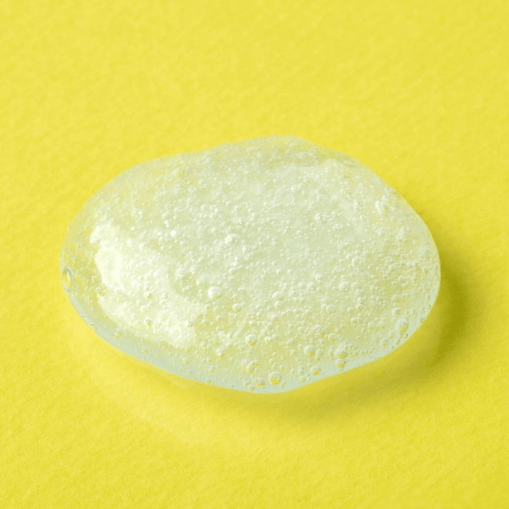 Transparent gel-tekstur fra COSRX Advanced Snail Mucin Gel Cleanser på gul baggrund – fugtgivende ansigtsrens med sneglesekret for blød og balanceret hud.