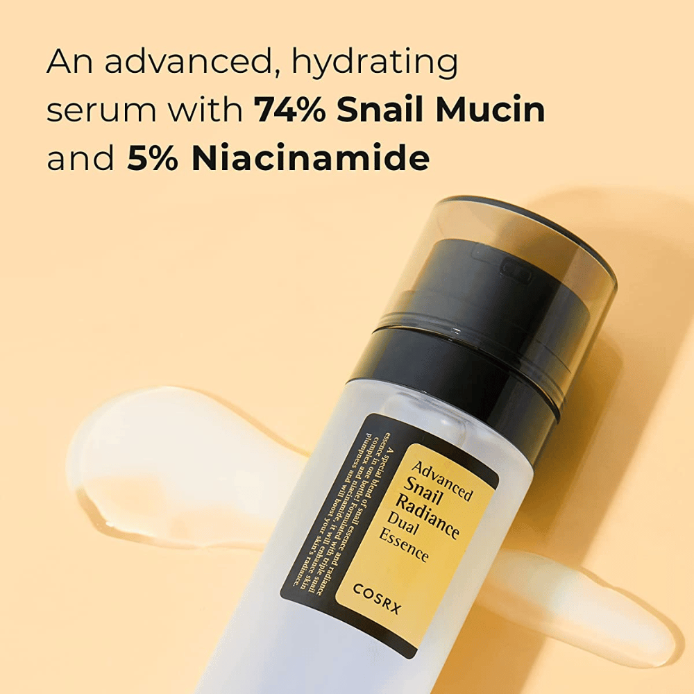 Flaske COSRX Advanced Snail Radiance Dual Essence, 80 ml, med sort pumpe og etiket, præsenteret mod lys baggrund med tekst, der fremhæver 74 % Snegleslim og 5 % Niacinamid.