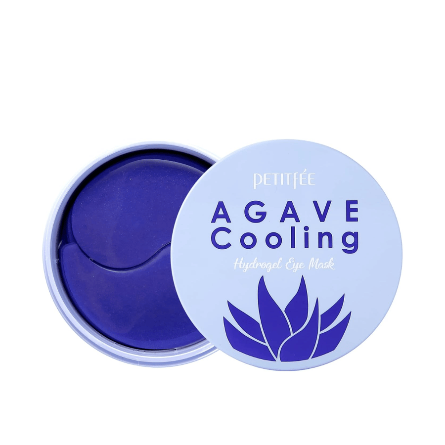 Frilagt produktbillede af PETITFEE Agave Cooling Hydrogel Eye Mask med åben krukke, som viser de lilla hydrogel-patches og den stilrene lyseblå emballage.