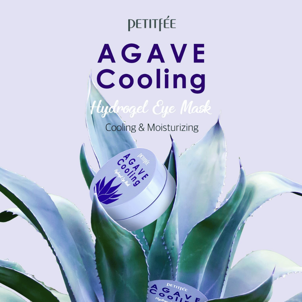 Produktbillede af PETITFEE Agave Cooling Hydrogel Eye Mask placeret blandt store agaveblade. Billedet fremhæver kølende og fugtgivende egenskaber med et friskt planteinspireret tema.