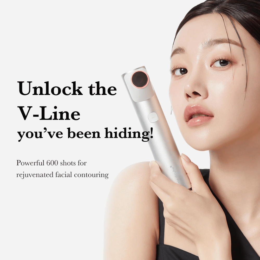 Kvinde holder i Medicube Age-R High Focus Shot tæt på ansigtet med teksten "Unlock the V-Line you’ve been hiding!" i baggrunden.