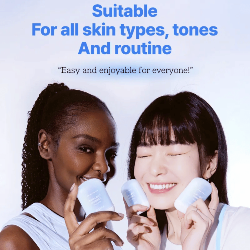 To personer viser COSRX Airy-Light Invisible Sun Stick – let solbeskyttelse der passer til alle hudtyper, toner og rutiner.