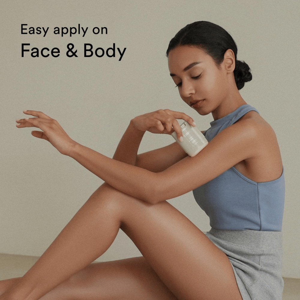 Billedet viser en kvinde, der påfører en solbeskyttelsesstick på armen. Teksten "Easy apply on Face & Body" fremhæver, at produktet er nemt at bruge både i ansigtet og på kroppen.