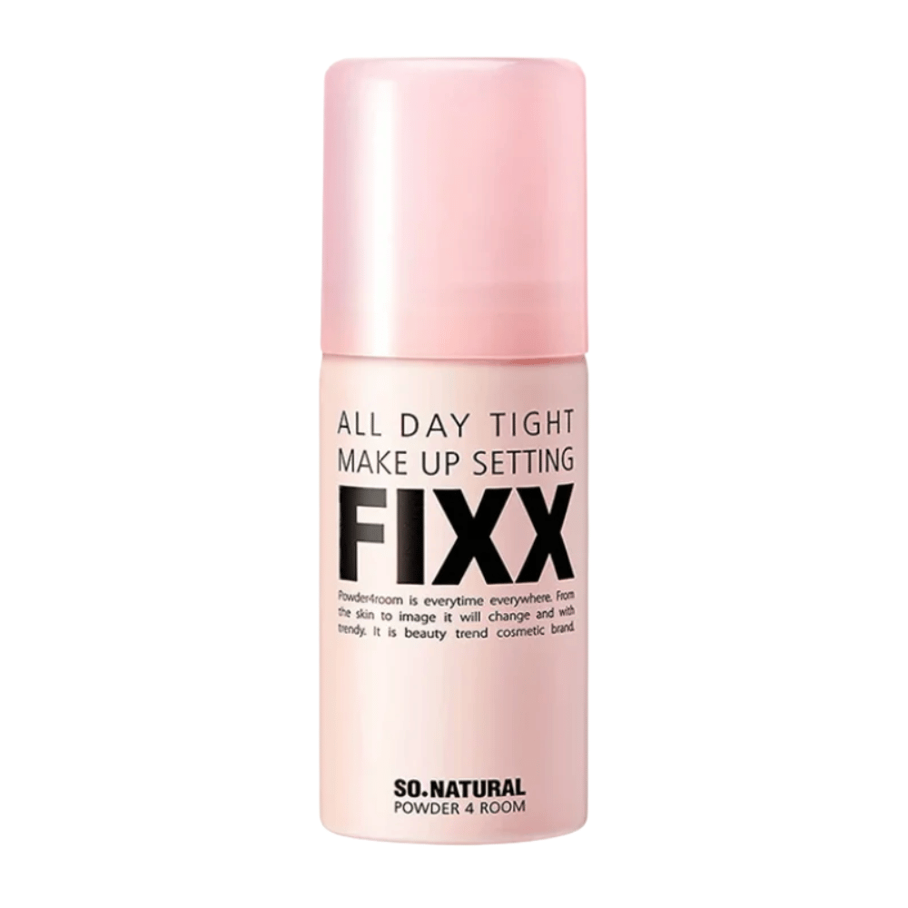 5. So Natural All Day Tight Make Up Setting Fixx – rosa fikseringsspray til makeup mod hvid baggrund