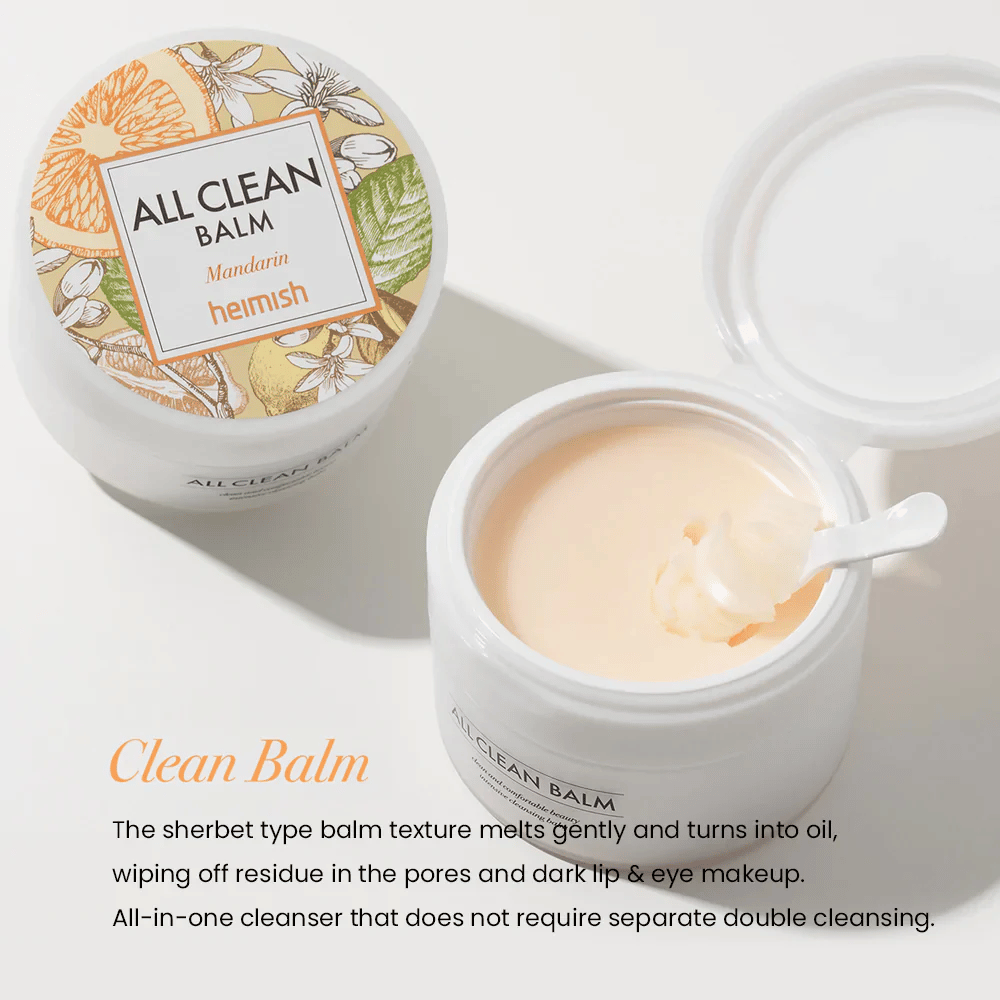 Åben dåse af Heimish All Clean Balm Mandarin med en ske, der rører i den cremede rensebalm, med en farverig etiket og teksten 'Clean Balm' i forgrunden.