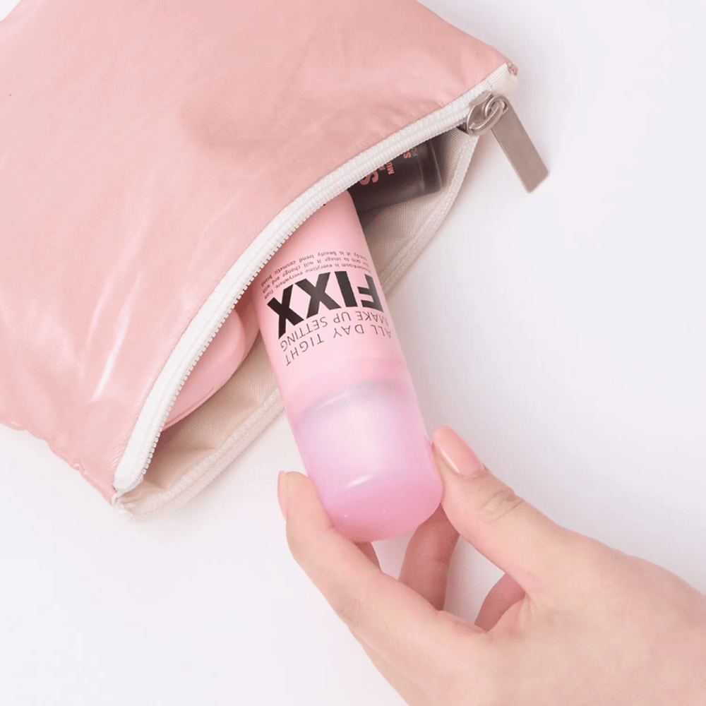 4. So Natural All Day Tight Make Up Setting Fixx – kompakt rosa makeup settingspray, der kan være i toilettasken