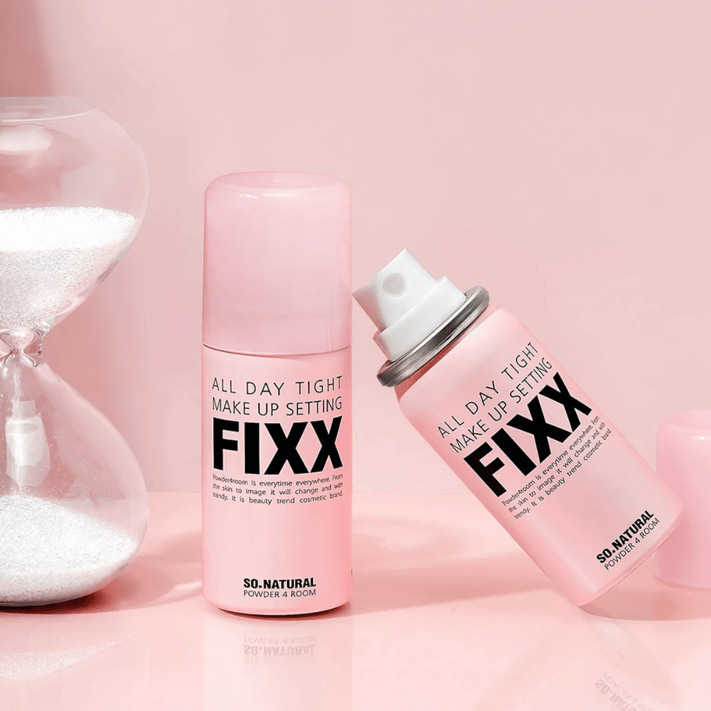 3. So Natural All Day Tight Make Up Setting Fixx – to rosa settingsprays med spraydyse og timeglas