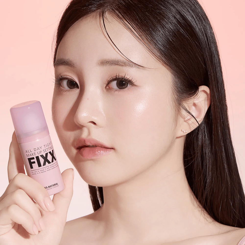 2. So Natural All Day Tight Make Up Setting Fixx – model med rosa settingspray til langvarig makeup