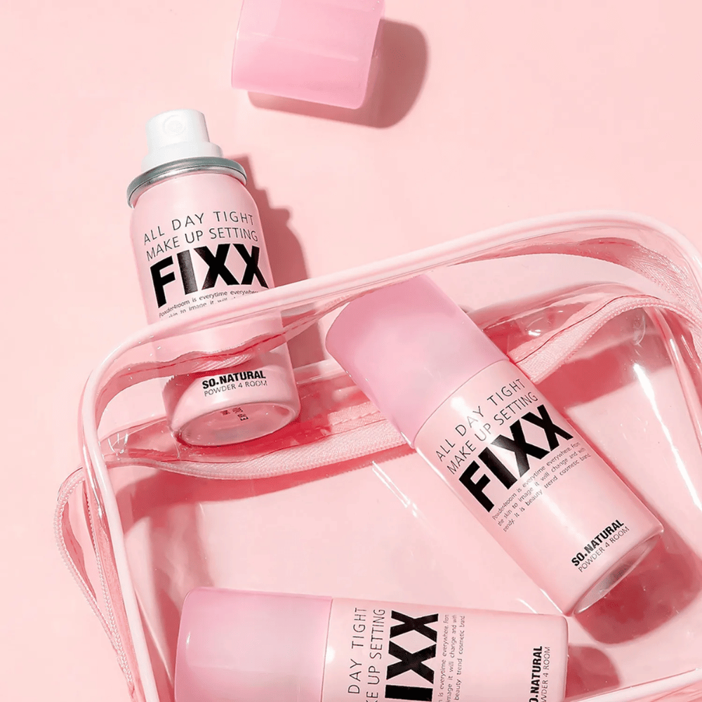 1. So Natural All Day Tight Make Up Setting Fixx – rosa settingspray til makeup i toilettaske