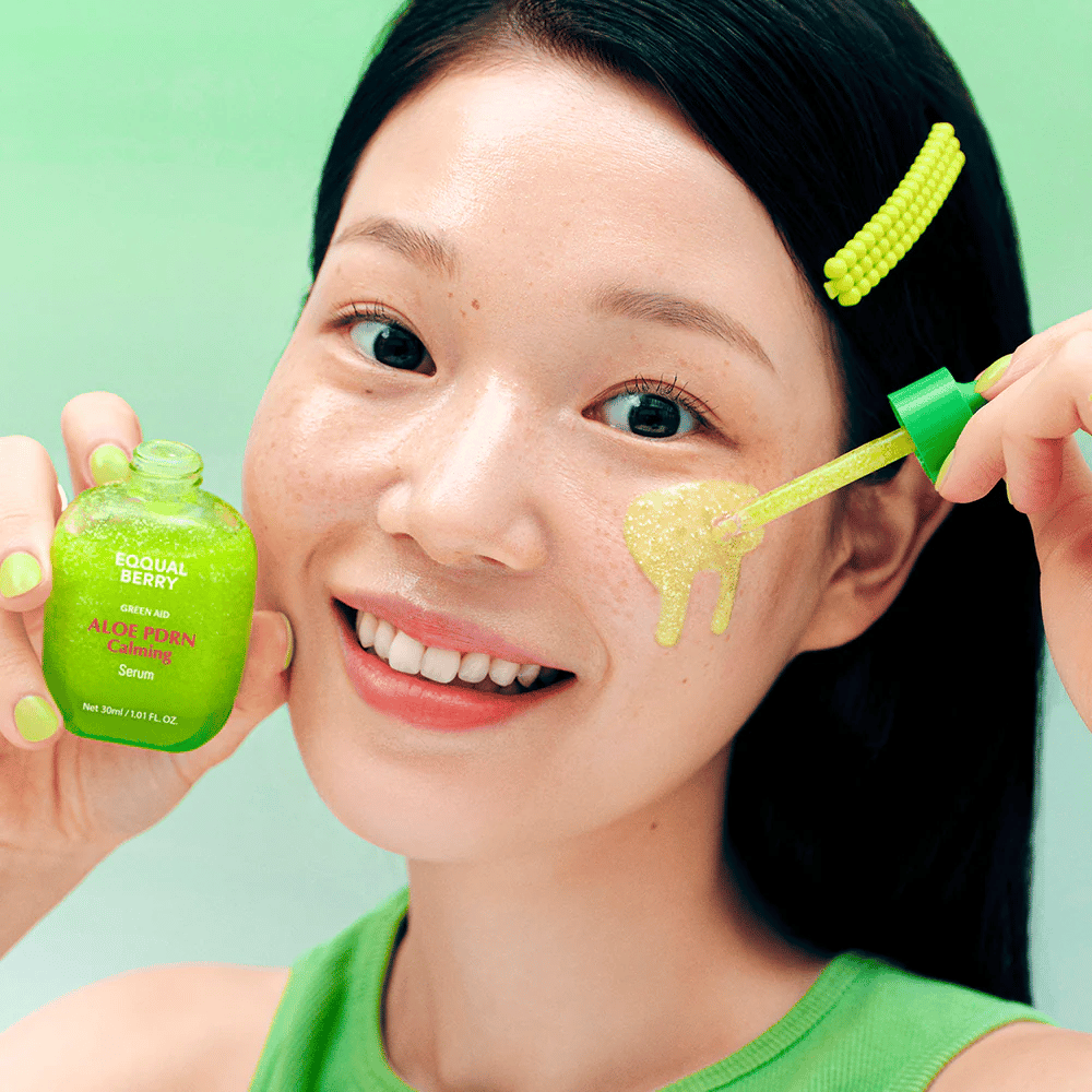Model anvender EQQUALBERRY Aloe PDRN Calming Serum med pipette – let gelserum der beroliger rødme og giver naturlig glød.
